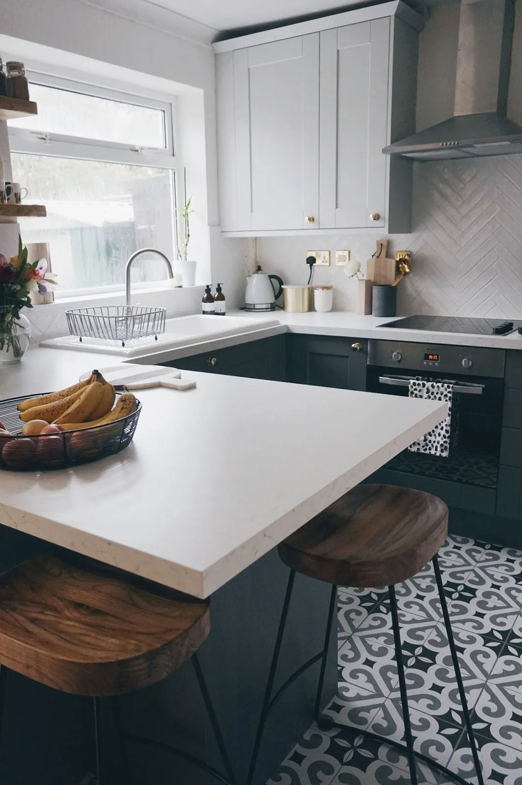 /img/11684-metallic-gray-kitchen.webp