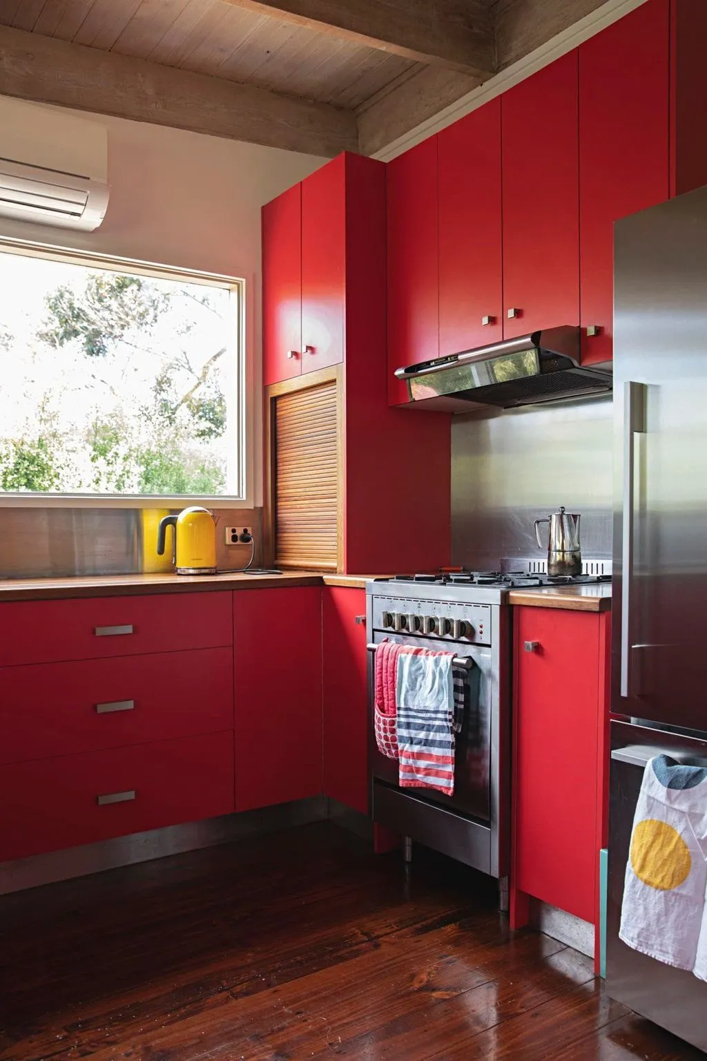 11725 red kitchen backsplash