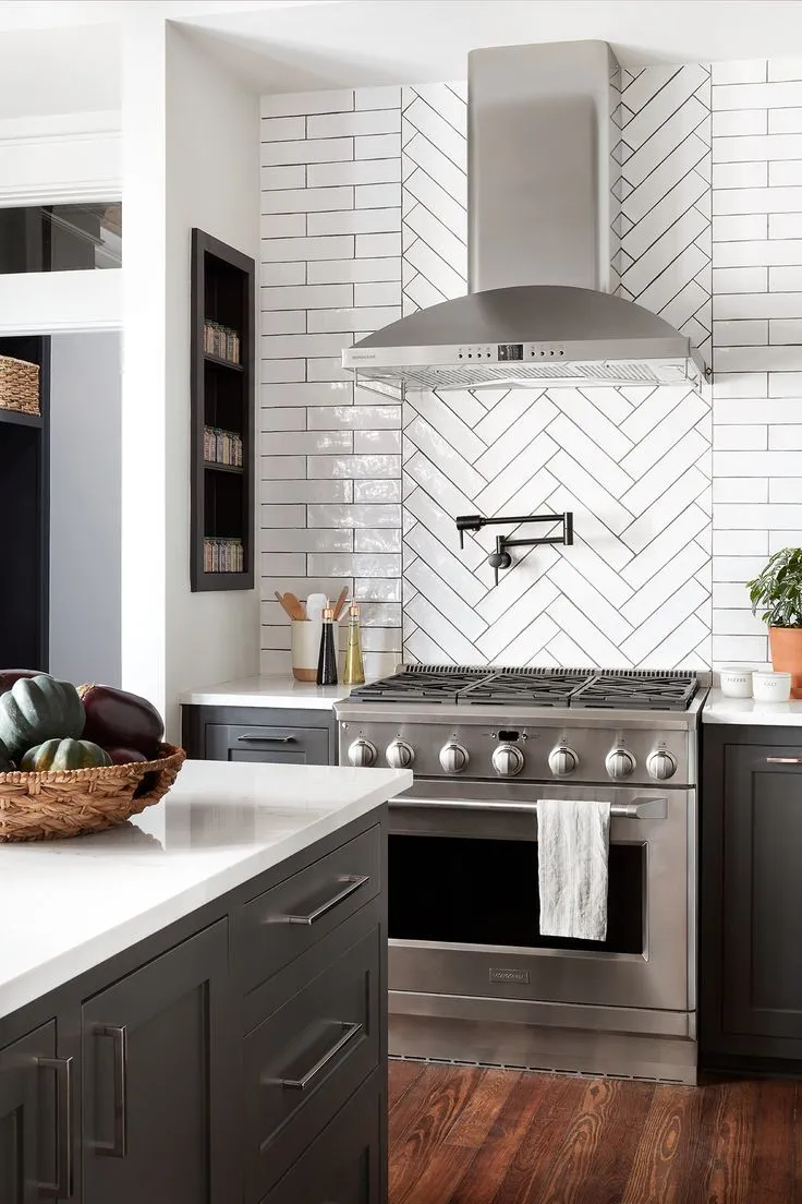 /img/11728-joanna-gaines-kitchen-storage.webp