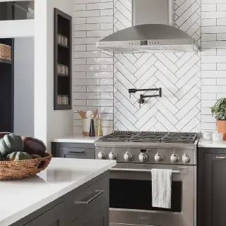 /img/11728-joanna-gaines-kitchen-storage.webp