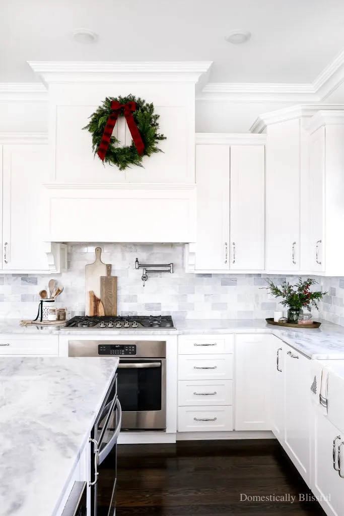 11731 traditional christmas kitchen