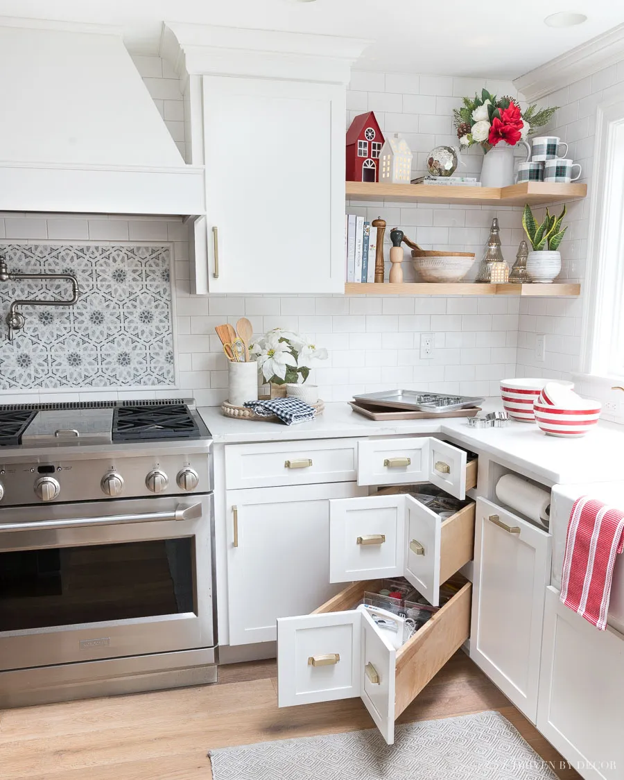 /img/11777-christmas-kitchen-decor-8.webp