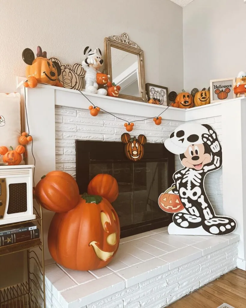 /img/11908-disney-halloween-kitchen-decor-7.webp