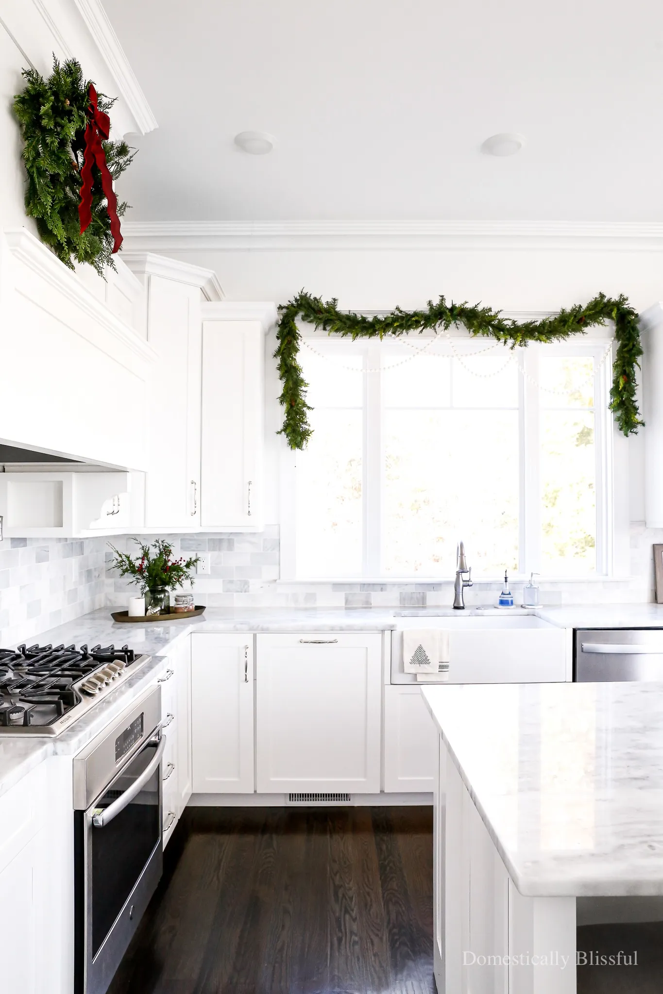 11955 christmas kitchen candle arrangement